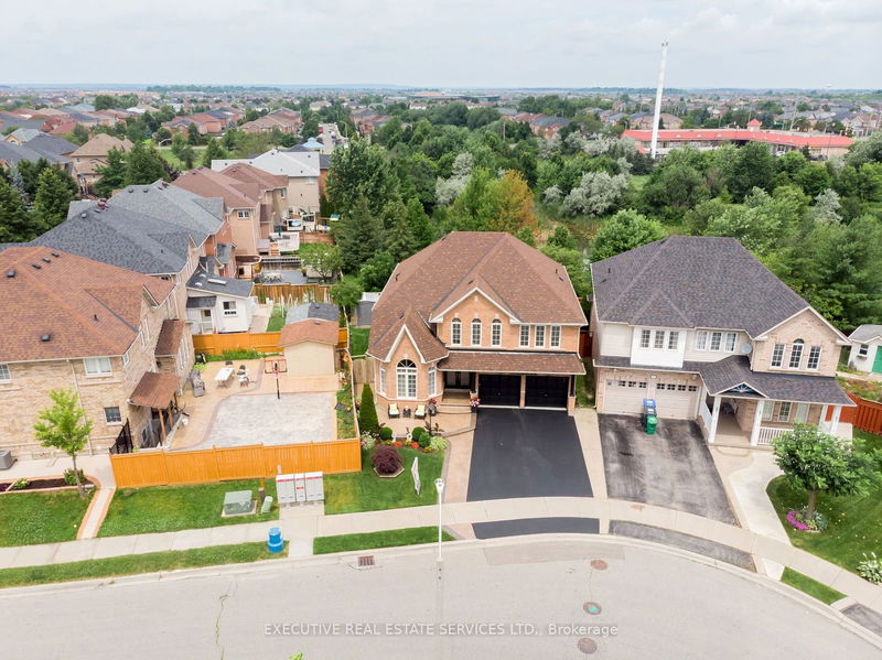 52 Beachpoint Blvd  Brampton, L7A 2T7 | Image 1