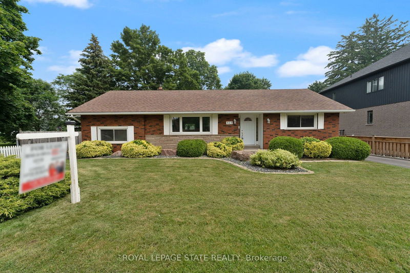 home for lease on 523 Woodview Road N