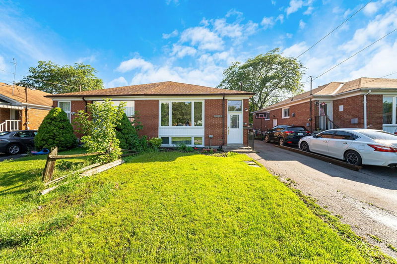 3548 Ashcroft Cres  Mississauga, L5C 2E7 | Image 1