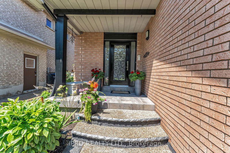 155 Bighorn Cres  Brampton, L6R 1G1 | Image 3