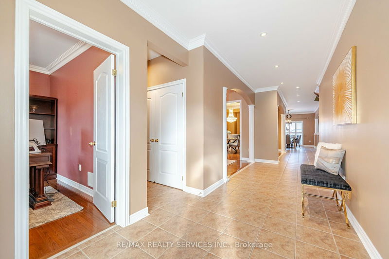 21 Crown Dr  Brampton, L6P 2G5 | Image 3