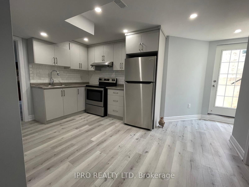 726 Dolby Cres, Milton, L9T 5L7 | Image 2