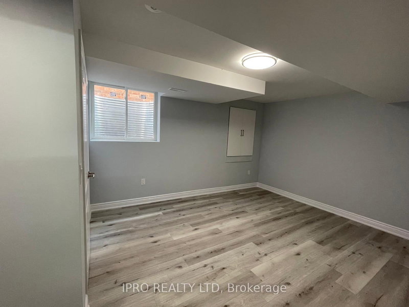 726 Dolby Cres, Milton, L9T 5L7 | Image 3