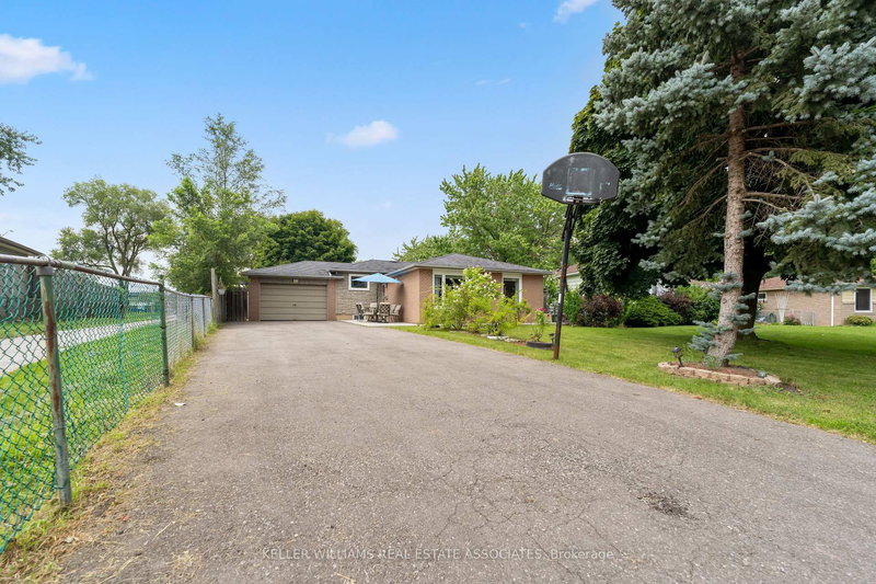 32 Dunblaine Cres, Brampton, L6T 3H2 | Image 3