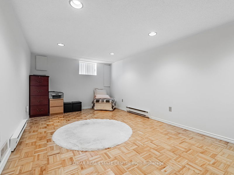 1585 TROTWOOD Ave  Mississauga, L5G 3Z8 | Image 22