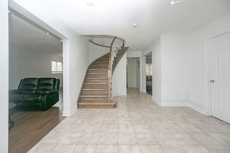 25 Oaklea Blvd  Brampton, L6Y 4H7 | Image 4