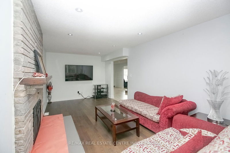 25 Oaklea Blvd  Brampton, L6Y 4H7 | Image 9