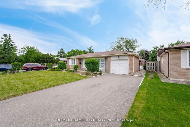 53 Beechwood Cres  Brampton, L6T 1X9 | Image 2