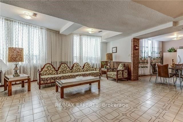 32 Fenton Way, Brampton, L6P 0P6 | Image 3