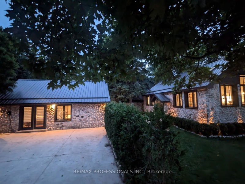 home for sale on 2 Pinnacle Street