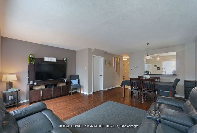 1039 Blairholm Ave  Mississauga, L5C 1G5 | Image 3