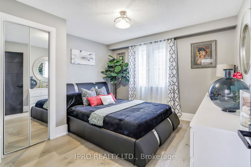 3484 Riverspray Cres  Mississauga, L4Y 3M7 | Image 25