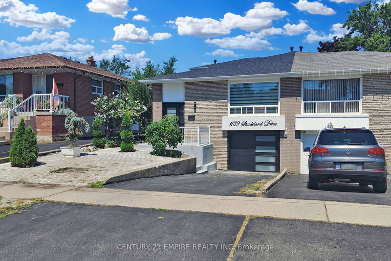 1139 Shadeland Dr, Mississauga, L5C 1P2 | Image 2