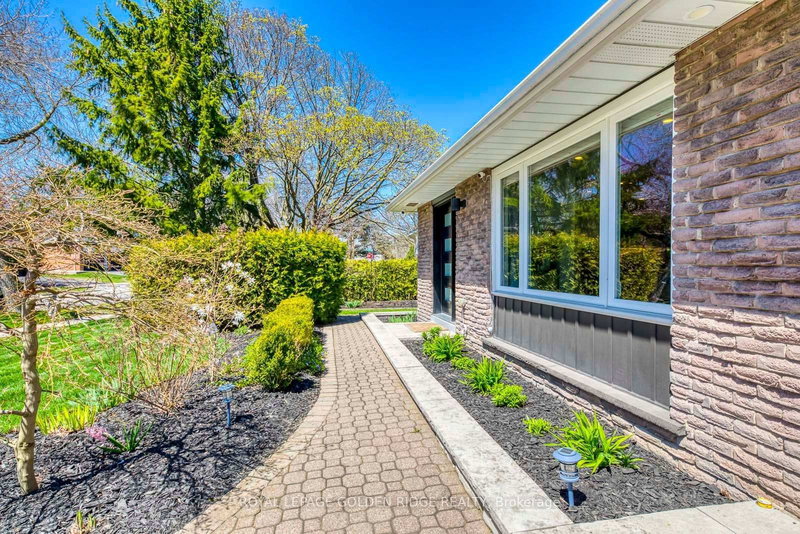 2220 Elmhurst Ave, Oakville, L6J 5G7 | Image 2