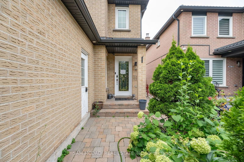 4484 Jenkins Cres  Mississauga, L5R 1T8 | Image 2