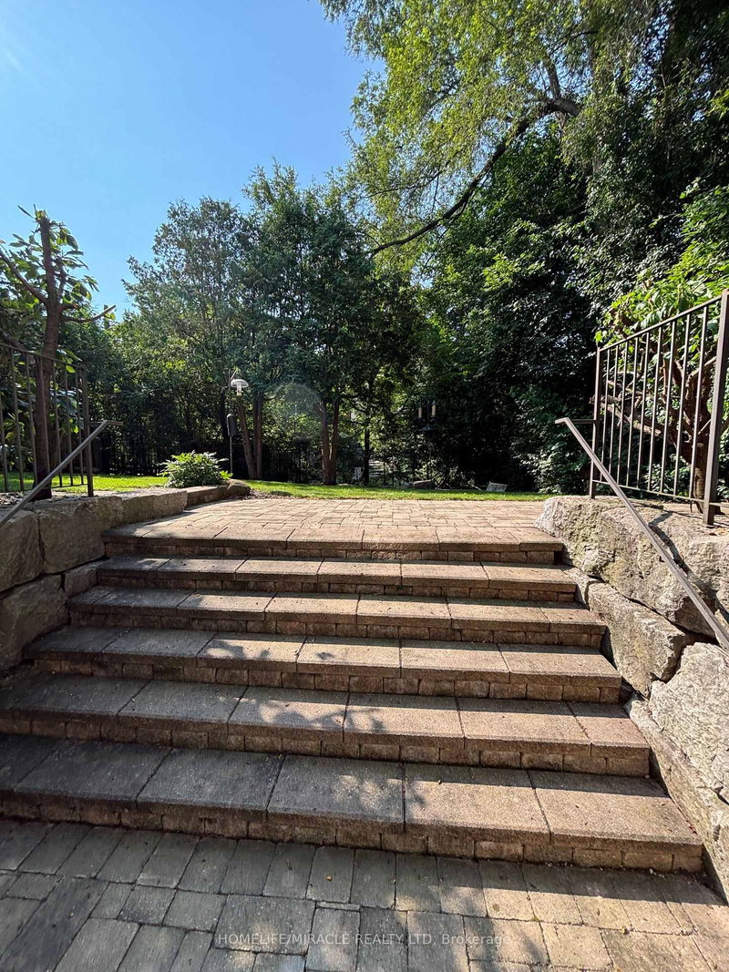Lower - 81 Chestnut Hills Pkwy, Toronto, M9A 3R1 | Image 2