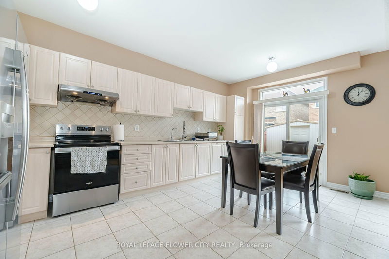 18 Openbay Gdns  Brampton, L6R 0V3 | Image 11