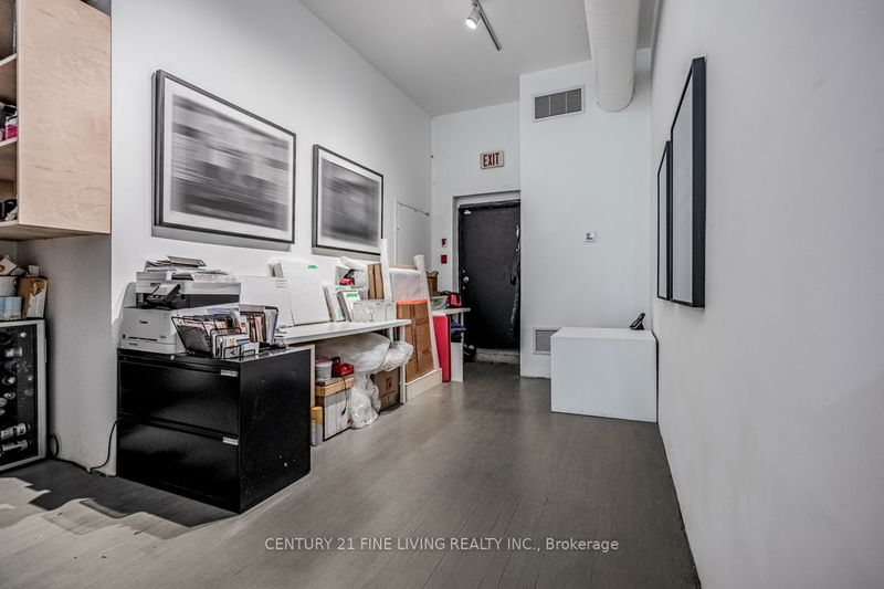 3048 Dundas St W Toronto, M6P 1Z3 | Image 12