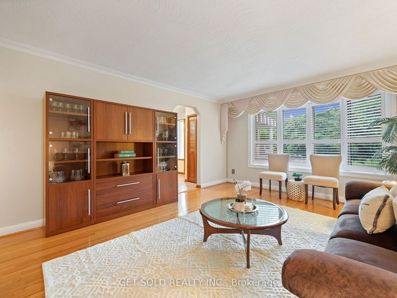 home for sale on 32 Dashwood Crescent