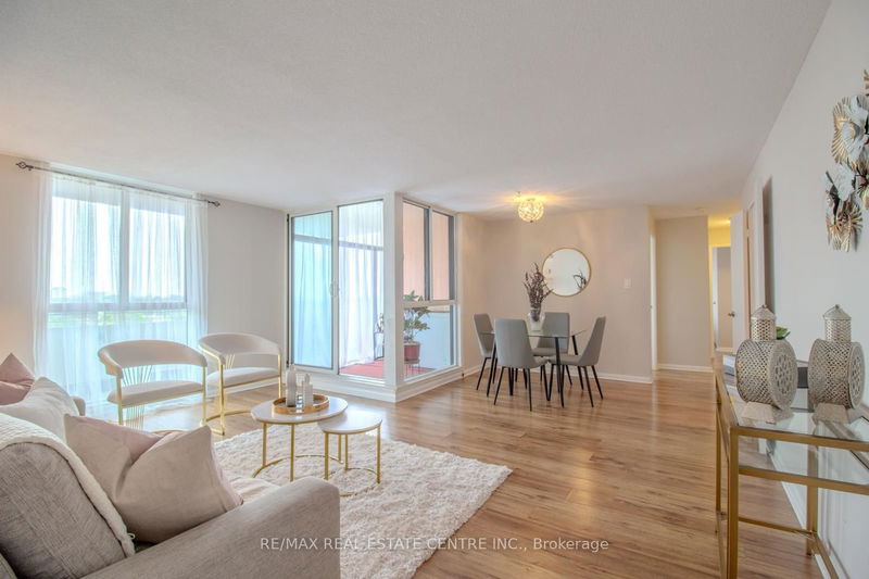  1012 - 1320 Mississauga Valley Blvd  Mississauga, L5A 3S9 | Image 1