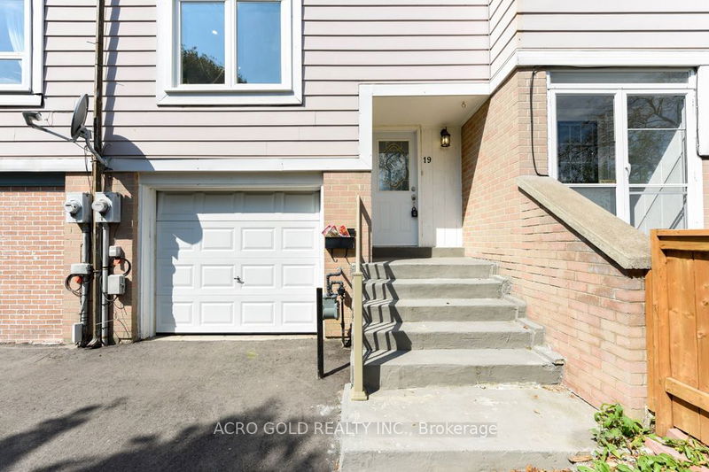 19 Hoskins Sq  Brampton, L6S 2N6 | Image 2