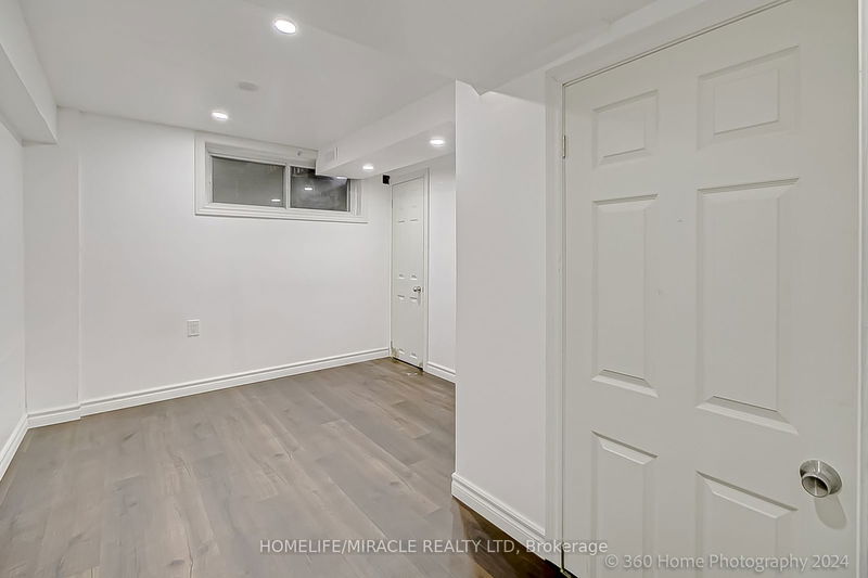 30 Fallowfield Rd  Toronto, M9W 2W2 | Image 14