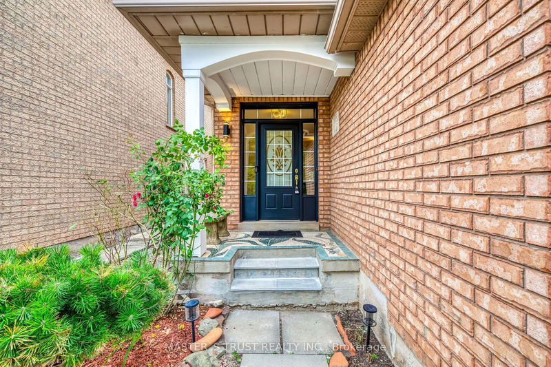 2576 Longridge Cres  Oakville, L6H 6R9 | Image 2