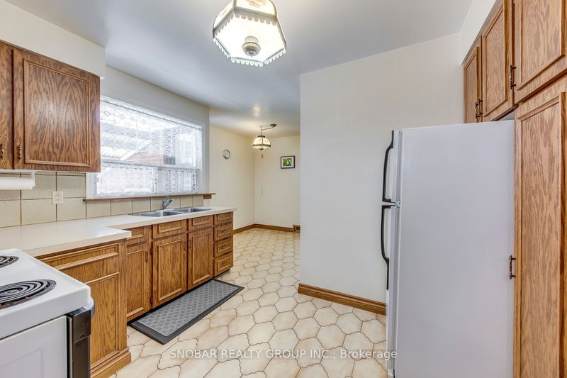 25 Ruscoe Cres  Toronto, M9P 1P2 | Image 12