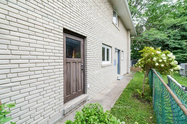 22 Glen Meadow Crt  Toronto, M9B 5B8 | Image 33