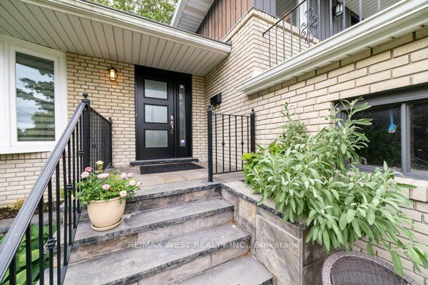 22 Glen Meadow Crt  Toronto, M9B 5B8 | Image 5