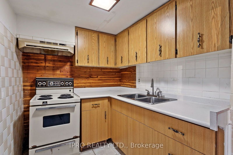 90 Stephen Dr  Toronto, M8Y 3N3 | Image 16