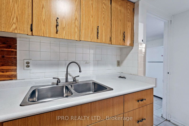 90 Stephen Dr  Toronto, M8Y 3N3 | Image 17