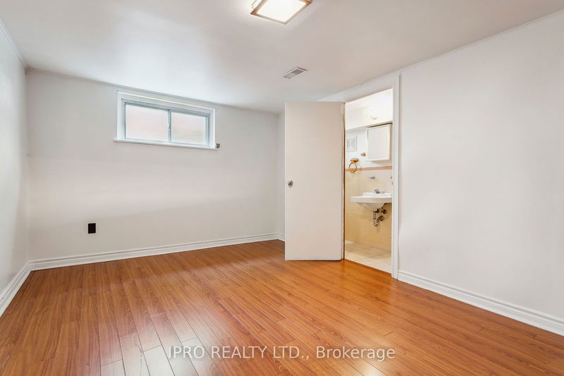 90 Stephen Dr  Toronto, M8Y 3N3 | Image 20