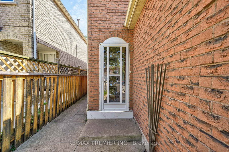 5235 HUNTINGFIELD Dr, Mississauga, L5R 2L3 | Image 2