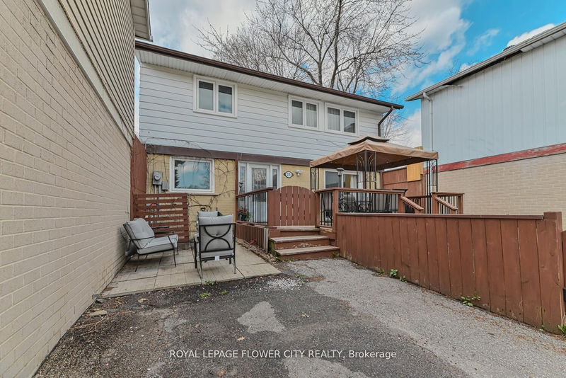 20 Horseshoe Crt  Brampton, L6S 1S1 | Image 2