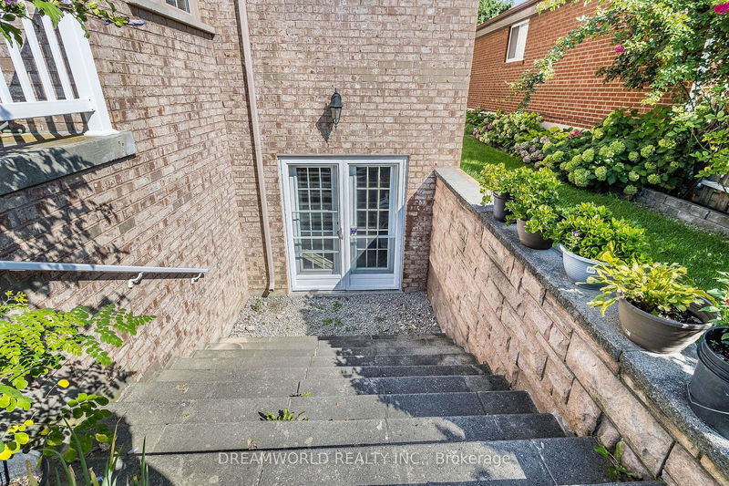 89 Gaydon Ave  Toronto, M9M 1G8 | Image 25