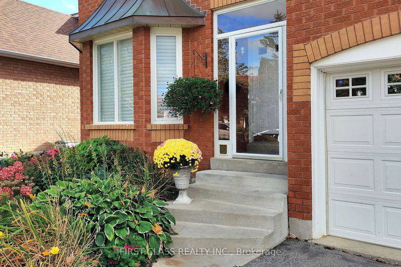 7 Kenpark Ave  Brampton, L6Z 3P4 | Image 2