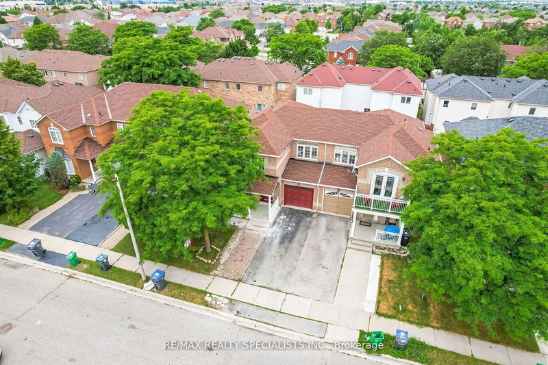 61 Seaside Circ  Brampton, L6R 2G8 | Image 3