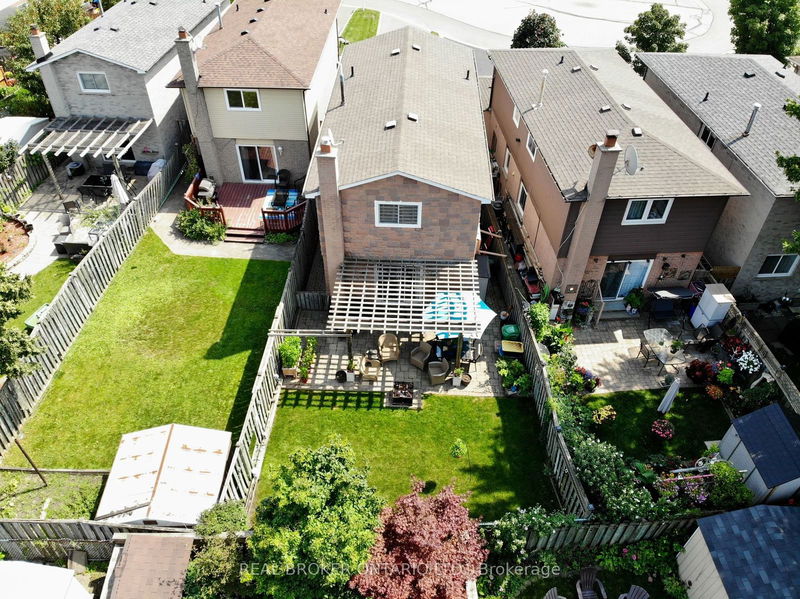 921 Toll Crt  Mississauga, L4W 3W9 | Image 10