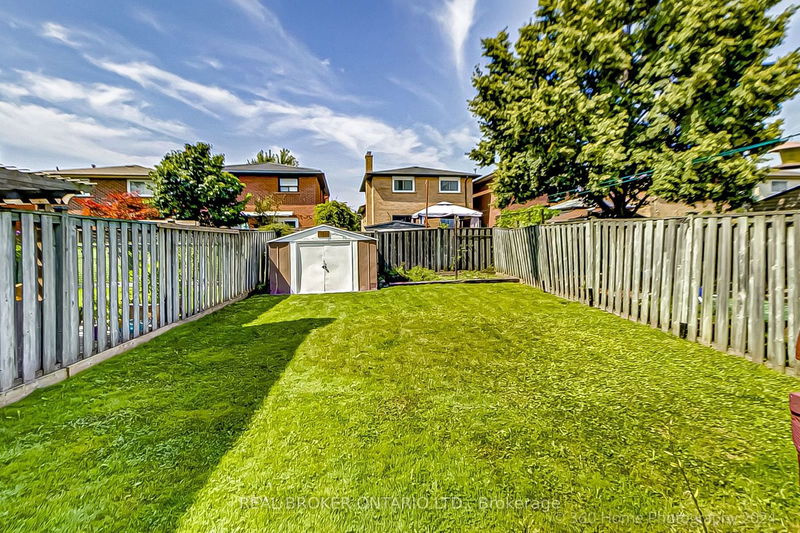 921 Toll Crt  Mississauga, L4W 3W9 | Image 13