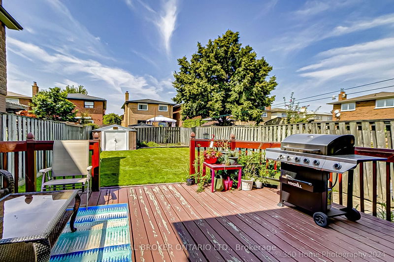 921 Toll Crt  Mississauga, L4W 3W9 | Image 14