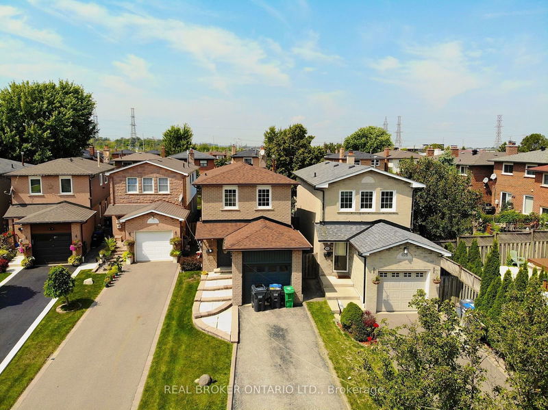 921 Toll Crt  Mississauga, L4W 3W9 | Image 3