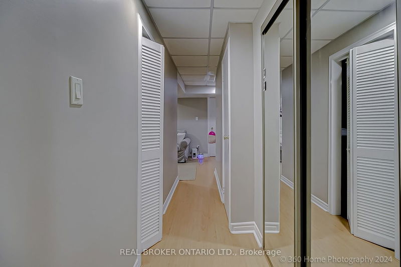 921 Toll Crt  Mississauga, L4W 3W9 | Image 31