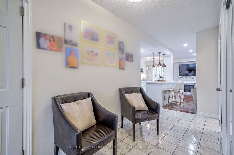 48 Newlyn Cres  Brampton, L6V 3A7 | Image 4