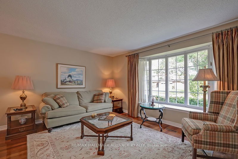 2492 Woburn Cres  Oakville, L6L 5E9 | Image 7