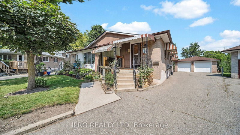 30 Windermere Crt  Brampton, L6X 2L6 | Image 1