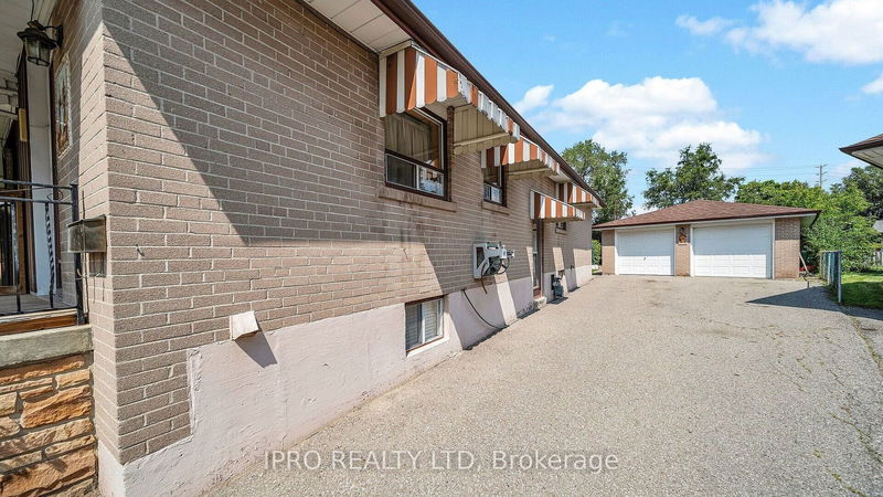 30 Windermere Crt  Brampton, L6X 2L6 | Image 2