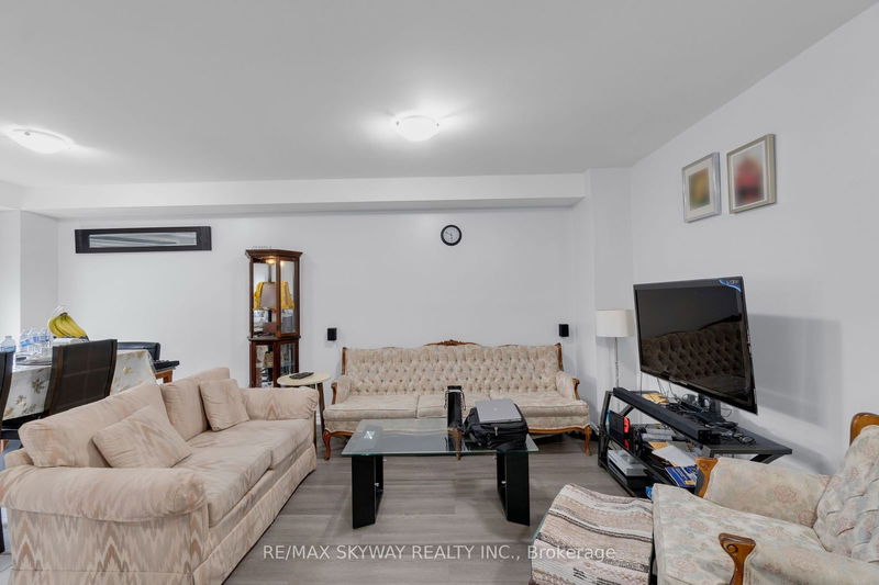 19 Rednor Dr  Brampton, L6P 1P4 | Image 10