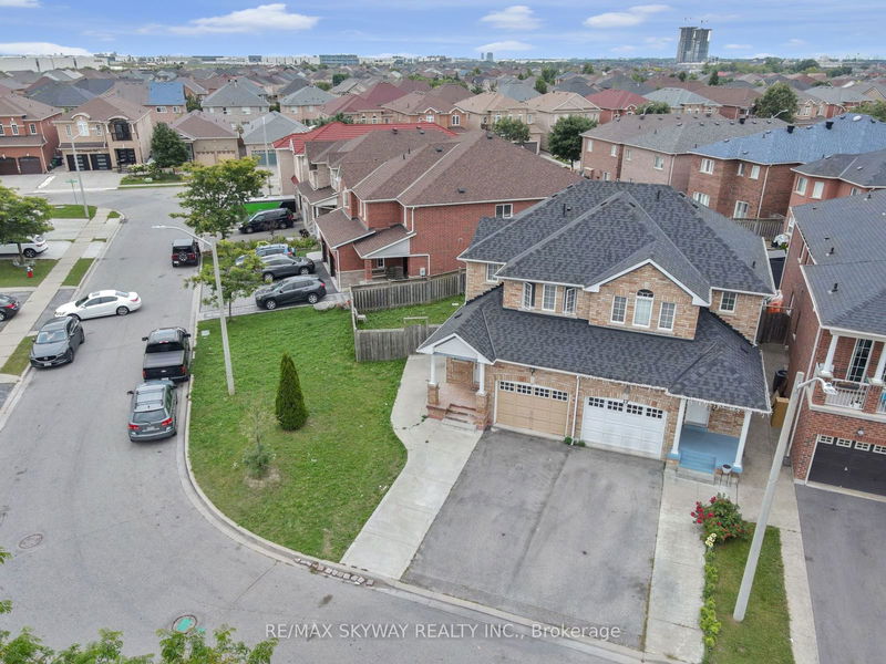 19 Rednor Dr  Brampton, L6P 1P4 | Image 3