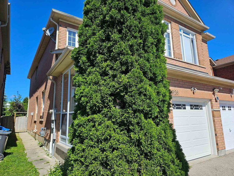 926 Ledbury Cres, Mississauga, L5V 2P8 | Image 2